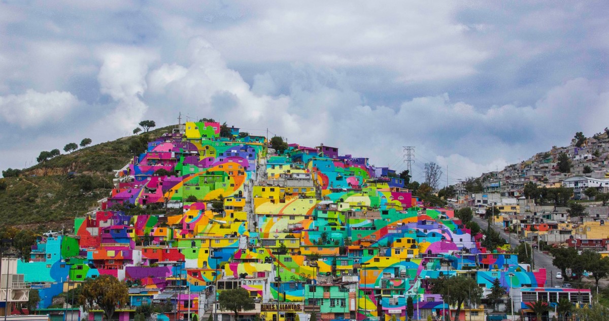 Мексиканский город окрасили в цвета радуги