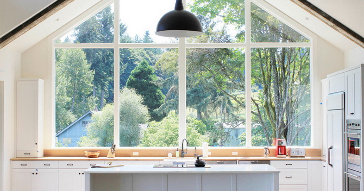 Кухня с окном: как лучше обустроить