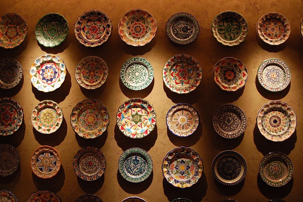 Как красиво украсить стены тарелками: 15 невероятных идей