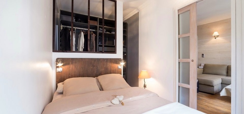 25-метровая квартира в Париже — уютная спальня, карамельная палитра и гардеробная