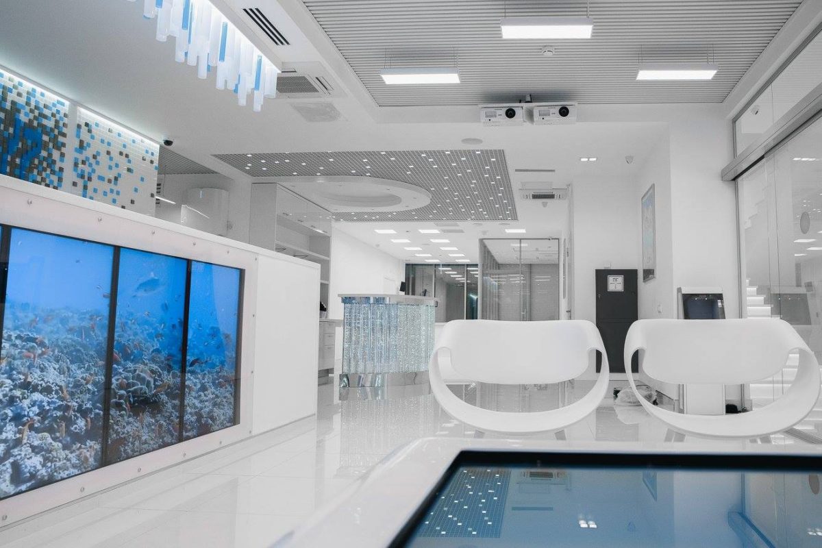 Как должна выглядеть современная больница — идеальный белоснежный интерьер