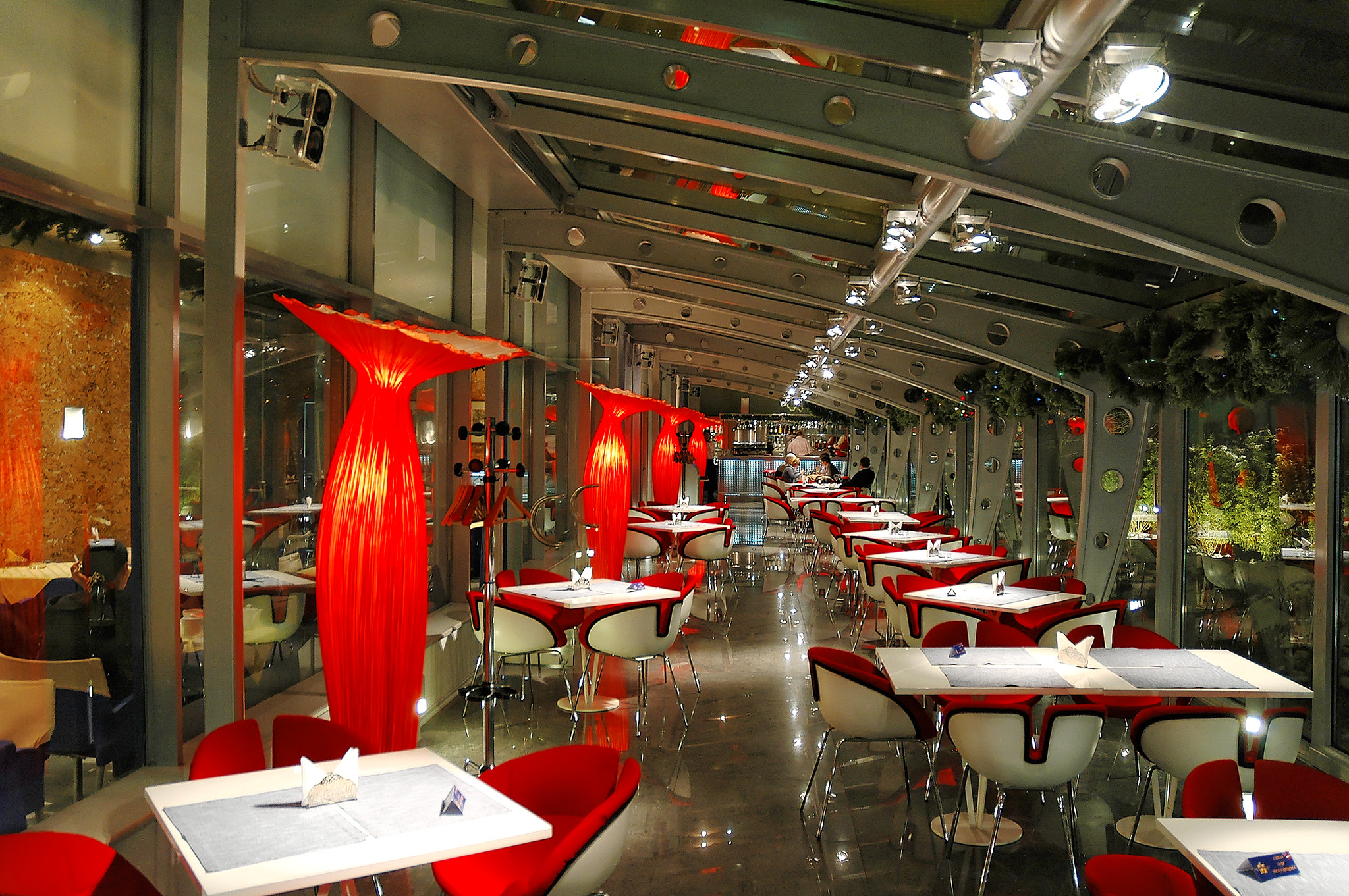 Вдоль всего Grand Cafe стоят красные напольные светильники производства Aqua Creations. Они притягивают внимание посетителей.
