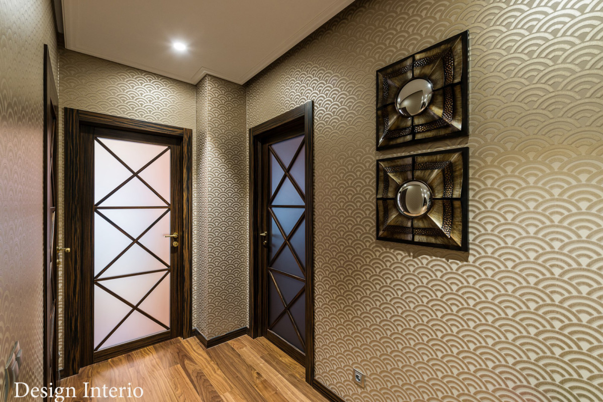 На стенах холла и гостиной обои в стиле ар-деко, производитель Sacho. Двери с матовым остеклением, поставщик из Италии.