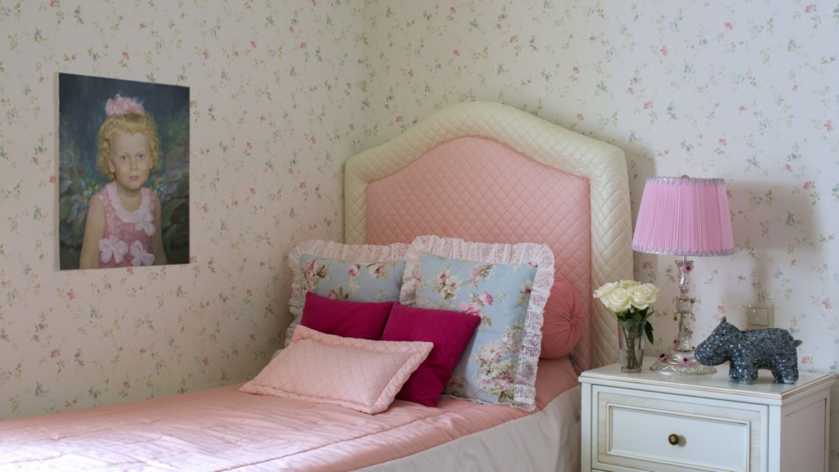 Розовые, нежно-голубые тона, рюшечки, цветочки — непременный атрибут спальни для девочек.