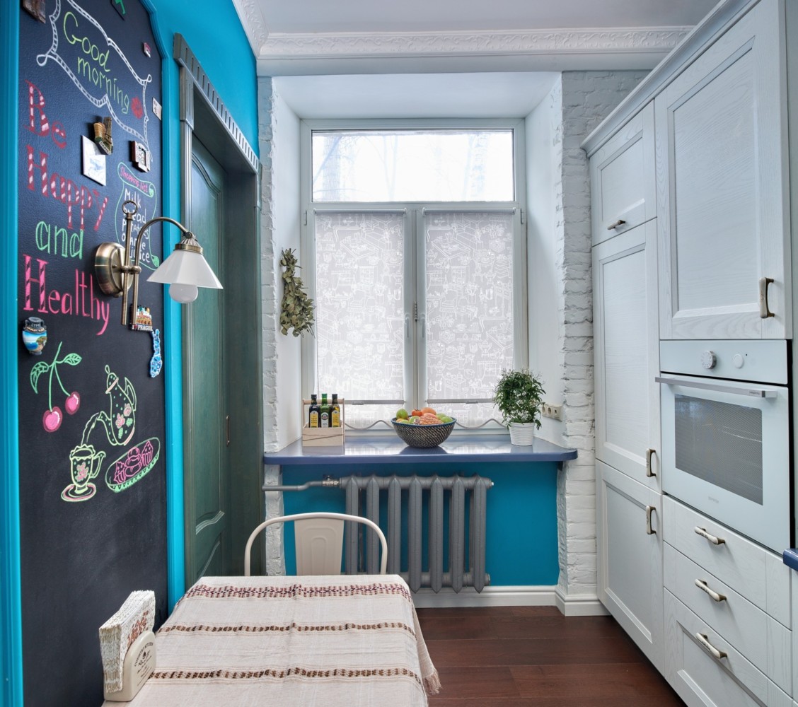 Кухонная столешница, как и подоконники, выполнена из массива лиственницы и окрашена эмалью.