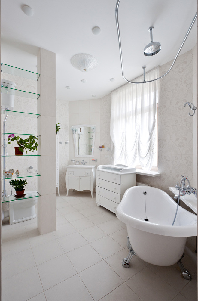 В квартире предусмотрены 2 санузла. Стены и пол ванной комнаты хозяев с отдельностоящей ванной отделаны белой керамической плиткой с изысканным орнаментом.