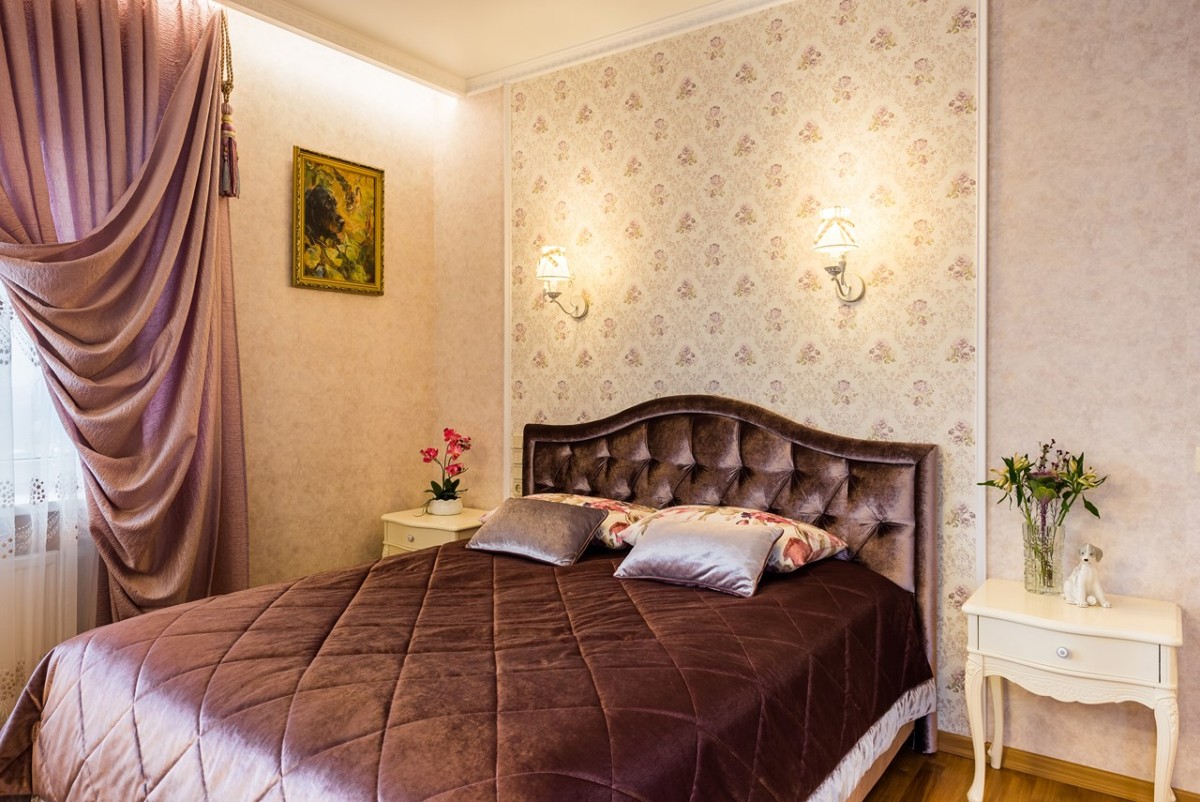 Кровать выполнена производителем из г.Санкт-Петербурга. Цветовая гамма изголовья и покрывало подобранно в общий тон.