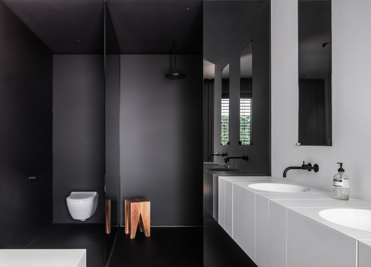 Дизайн туалета с черным унитазом